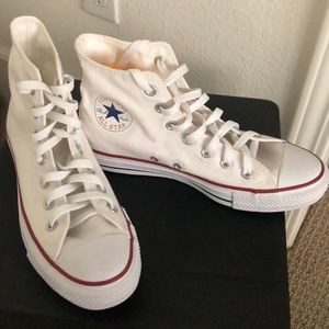 Men’s size 6 , women’s size 8 white converse